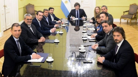 Veto a la reforma jubilatoria: Milei se reunió con cinco legisladores del partido radical con el objetivo de torcer su voto