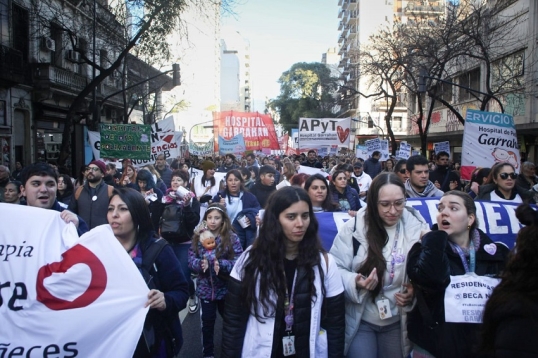 Multitudinaria marcha en apoyo al Hospital Garrahan y a la salud pública
