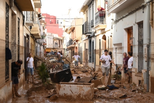 España: Miles de voluntarios acuden a la zona afectada por inundaciones en Valencia