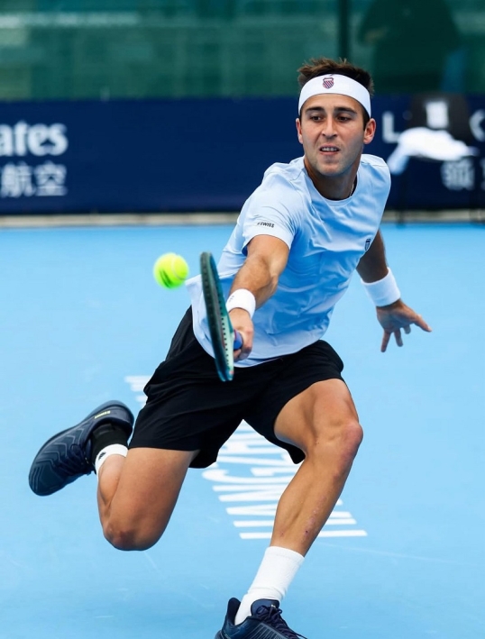 ATP 250 de Hangzhou: Tomás Etcheverry le ganó al australiano Rinky Hijikata y pasó a cuartos de final