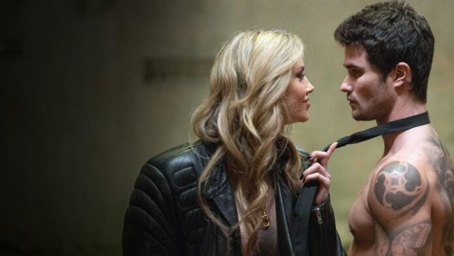 Estrenan el film «Almas marcadas», con Chase Stokes, Sydney Taylor, Alexander Ludwig