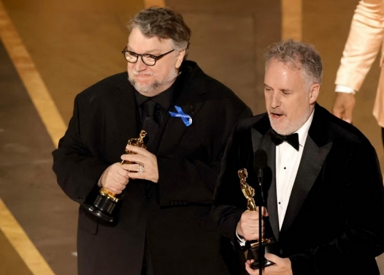 El director mexicano Guillermo del Toro consiguió su tercer Oscar con &quot;Pinocho&quot;