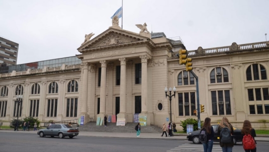 La Universidad Nacional de Rosario nuevamente acreditó la carrera de medicina con la máxima calificación