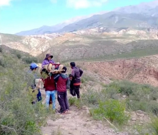 Catamarca: Caminan 7 horas para trasladar a una mujer enferma