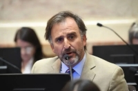 El senador libertario que se dedica a vender tierras a extranjeros
