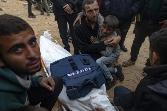 Israel atacó una tienda de reporteros en Gaza: Hay dos periodistas muertos y 8 heridos