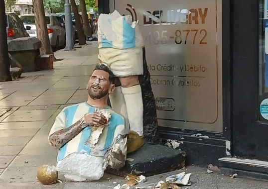 Mar del Plata: Destruyen una estatua de Lionel Messi