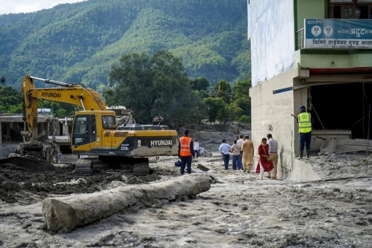 Suman más de 1000 los muertos por la riada en Nepal y China