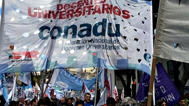 CONADU denuncia que docentes universitarios han perdido un 71,5% de sus salarios en 14 meses
