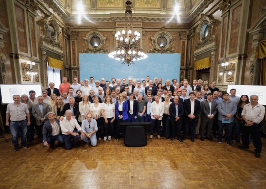 Kicillof, junto a intendentes dijo que la Provincia “no le dará la espalda a los bonaerenses que sufren necesidades”