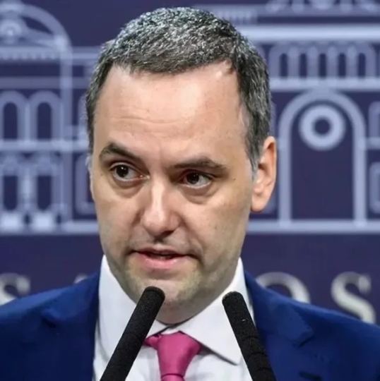 Adorni, no dio explicaciones sobre el viaje y su patrimonio y atacó a la prensa