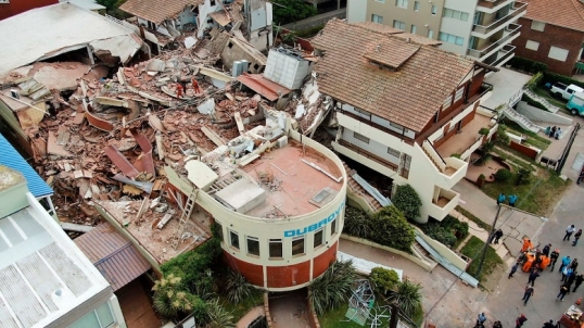 Detienen a un arquitecto por el derrumbe del hotel en Villa Gesell