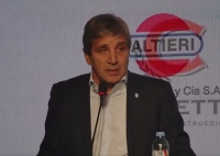 Para Luis Caputo: «La solución es que bajen los precios, no devaluar»