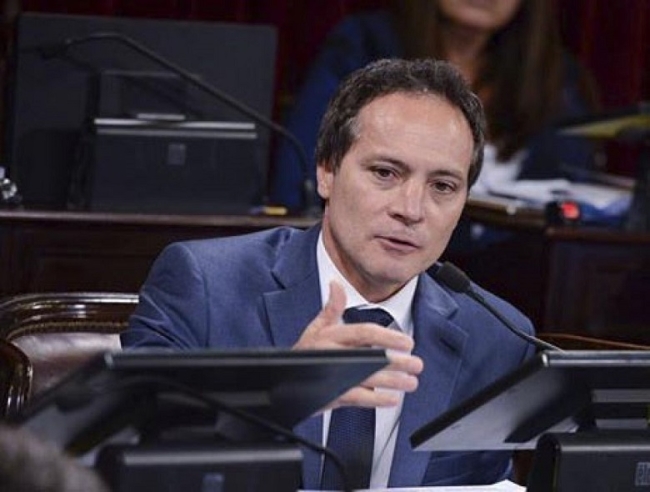 Corrupción en el senado: Pidieron la “inmediata renuncia” de Carlos “Camau” Espínola