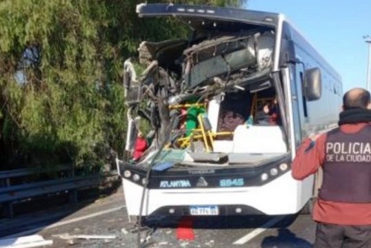 Un colectivo de la linea 57 impactó contra un camión y 8 personas resultaron heridas