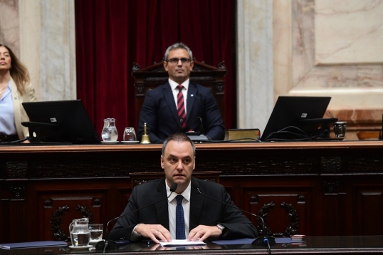 Diputados buscan sesionar este martes para tratar de interpelar a Manuel Adorni