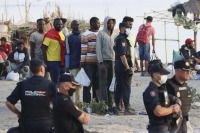 Ceuta: Comienza el desalojo de miles de migrantes de la playa