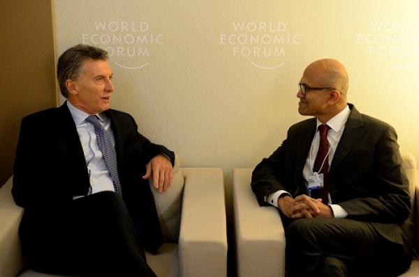 Mauricio Macri inició su jornada en Davos y mantuvo una reunión con el CEO de Microsoft