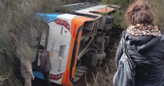Bariloche: Volcó un micro en la ruta de acceso al cerro Catedral