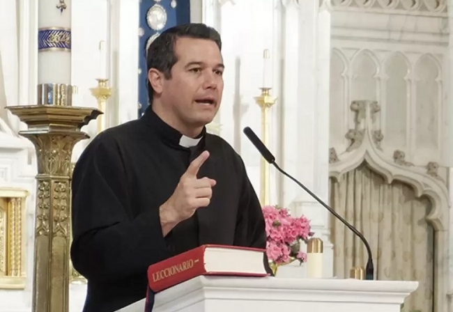 Echan al cura Javier Olivera Ravasi, el responsable de organizar la reunión de diputados con genocidas en Ezeiza