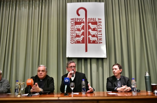 La iglesia pidió “evitar poner al Sumo Pontífice en uno u otro lado de la grieta”