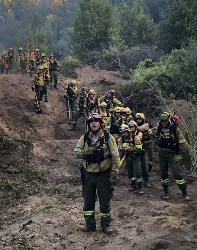 Brigadistas siguen combatiendo el fuego en la zona del Bolsón, a pesar de la lluvía caída