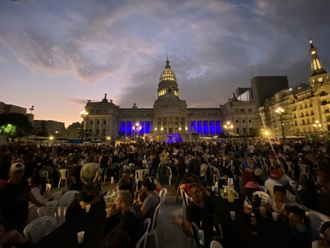 Organizaciones sociales organizaron la cena navideña frente al Congreso