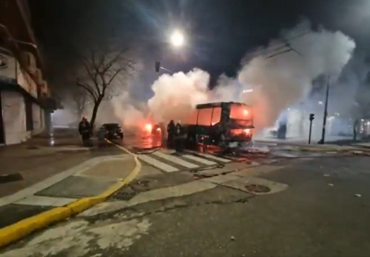 Se prendió fuego un colectivo de la línea 92 en Mataderos