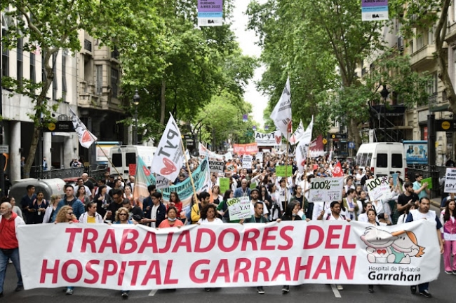 Trabajadores del Garrahan, se suman a la «Marcha Blanca de la salud y la educación»