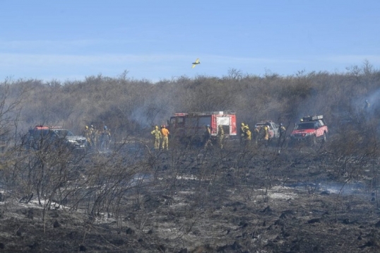Córdoba: Continúa activo el incendio en La Calera sin riesgo para las viviendas