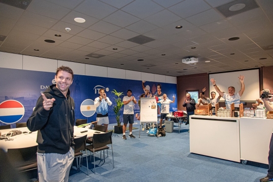 El campeón en dobles del US Open, Horacio Zeballos fue recibido entre aplausos por el equipo de la Davis