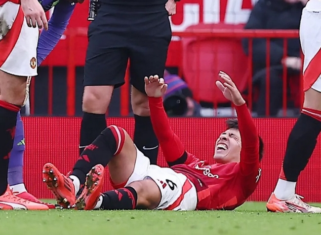 Lisandro Martínez salió lesionado en la derrota del Manchester United frente al Crystal Palace