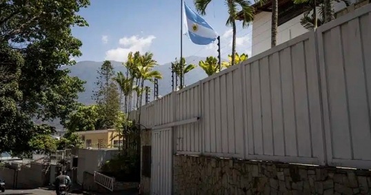 El Gobierno rechazó la revocación del permiso a Brasil para custodiar la Embajada Argentina, en Caracas