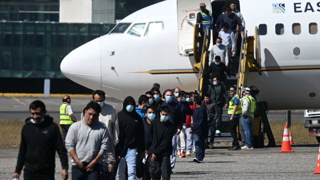 Según el New York Time: Argentina negocia recibir deportados de otras nacionalidades desde EE.UU