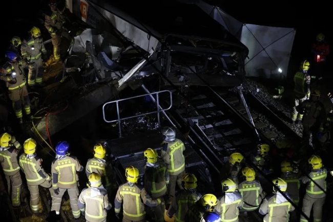 España: Un muerto, 4 heridos graves y otros 33 afectados por el accidente de tren de Gelida (Barcelona)