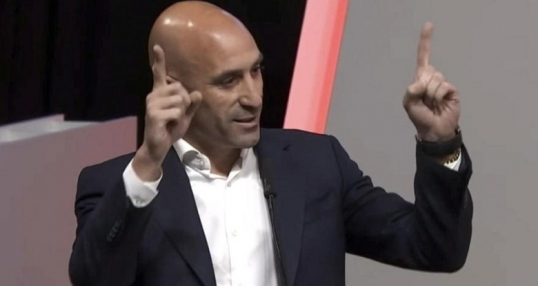 España: Luis Rubiales será juzgado en febrero de 2025 por su beso a Jenni Hermoso