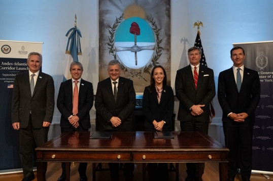 El Gobierno firma un acuerdo para impulsar inversiones de empresas de EE.UU