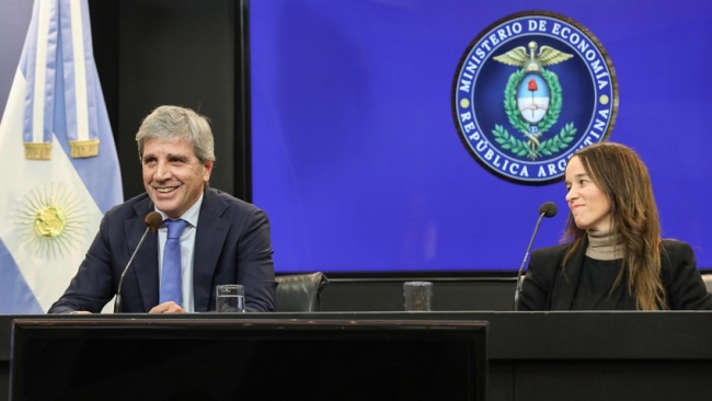 Luis Caputo: «Tener los dólares bajo el colchón es un muy mal negocio»