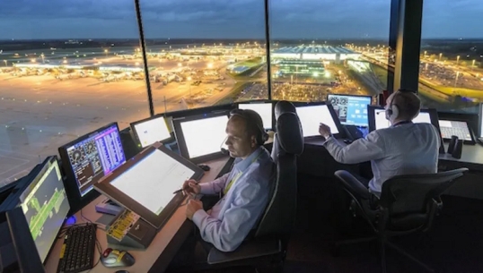 Por el paro de controladores se cancelan y reprograman vuelos