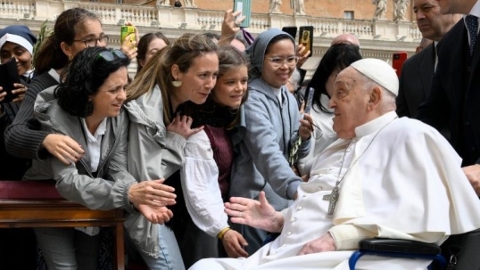 Francisco dijo: “La pasión de Jesús se vuelve compasión cuando tendemos la mano al que ya no puede más”