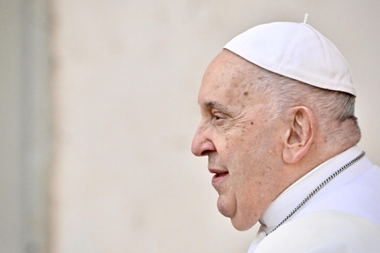 El papa Francisco sufrió una contusión en el antebrazo derecho, sin fracturas