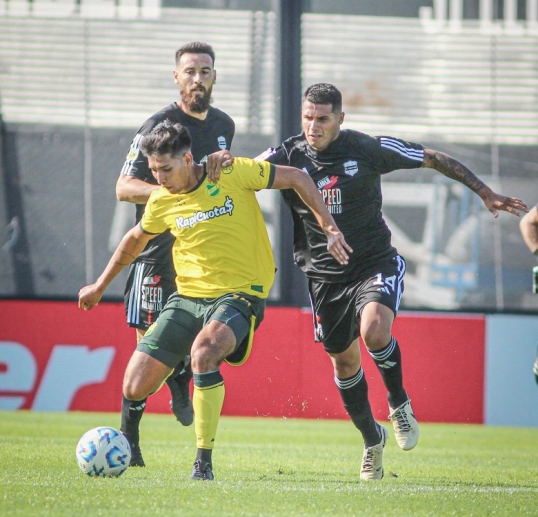 Torneo clausura de la Liga Profesional de Fútbol: Defensa juega ante Riestra, en el cierre de la cuarta fecha