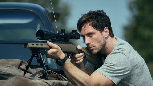 Estrenan el film “Zona de riesgo”, con Theo James, Aaron Taylor-Johnson, Sam Worthington