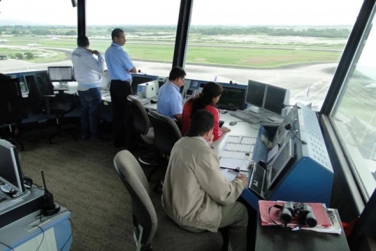 Los Controladores Aéreos adhieren al paro y el 10 de abril no habrá vuelos