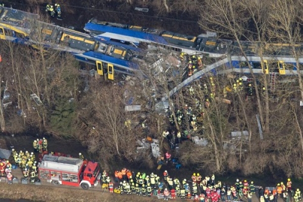 Alemania: Suman 9 los muertos y 150 heridos tras el chocar dos trenes