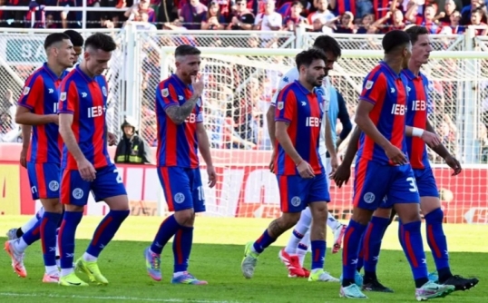 Los jugadores de San Lorenzo realizan un fuerte reclamo
