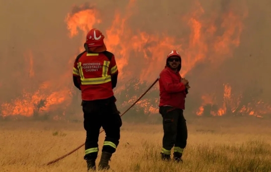 Chubut: Los bomberos trabajan al límite tras semanas de combate contra los incendios