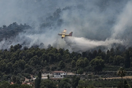 España: Los incendios forestales ya consumieron 77.000 hectáreas y hay miles de evacuados