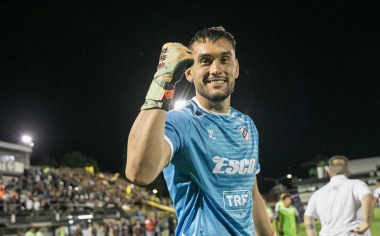 El arquero de Platense, Juan Pablo Cozzani, fue presentado en el Al-Kholood de Arabia Saudita