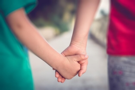 Buscan una familia para dos hermanitos